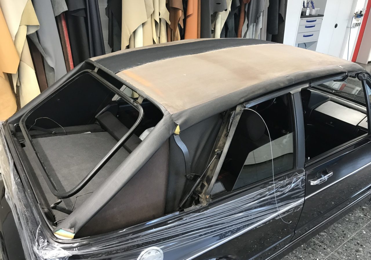 Das Cabrioverdeck des VW Golf I wird in unserer Sattlerei in bewährter Tradition direkt am Fahrzeug angepasst. Dadurch wird die höchste Passgenauigkeit erreicht. Die Verdeckaußenhaut ist wahlweise in Sonnenland als auch in PVC (Vinyl) erhältlich