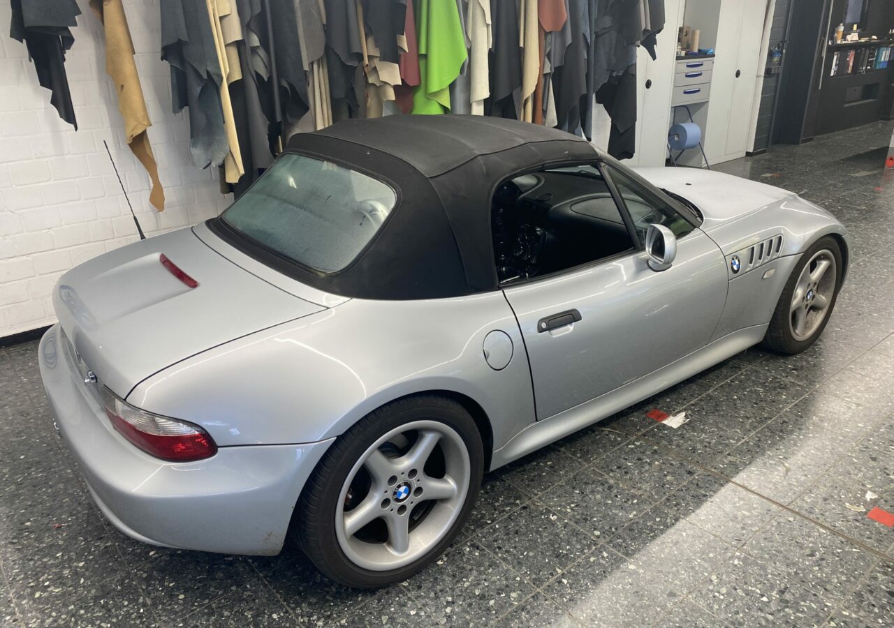 Das Cabrioverdeck BMW Z3 wird in unserer Sattlerei in bewährter Tradition direkt am Fahrzeug angepasst