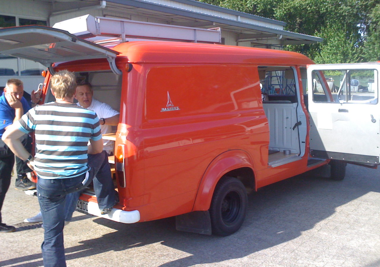 Umbauarbeiten an einem Ford Transit zur mobilen Küche mit Lounge Area | Robert Rose, die Autosattlerei in Dortmund