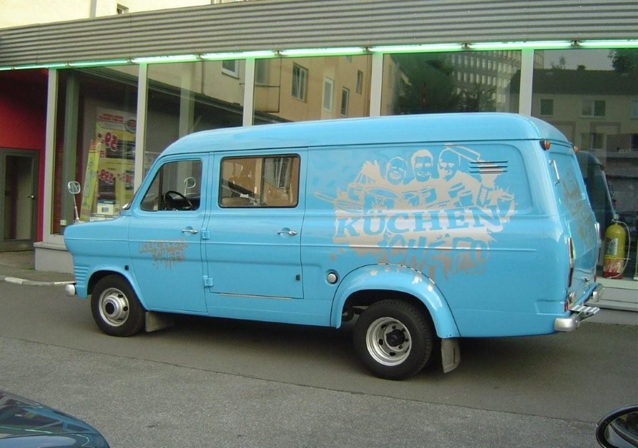 Umbauarbeiten an einem Ford Transit zur mobilen Küche mit Lounge Area | Robert Rose, die Autosattlerei in Dortmund