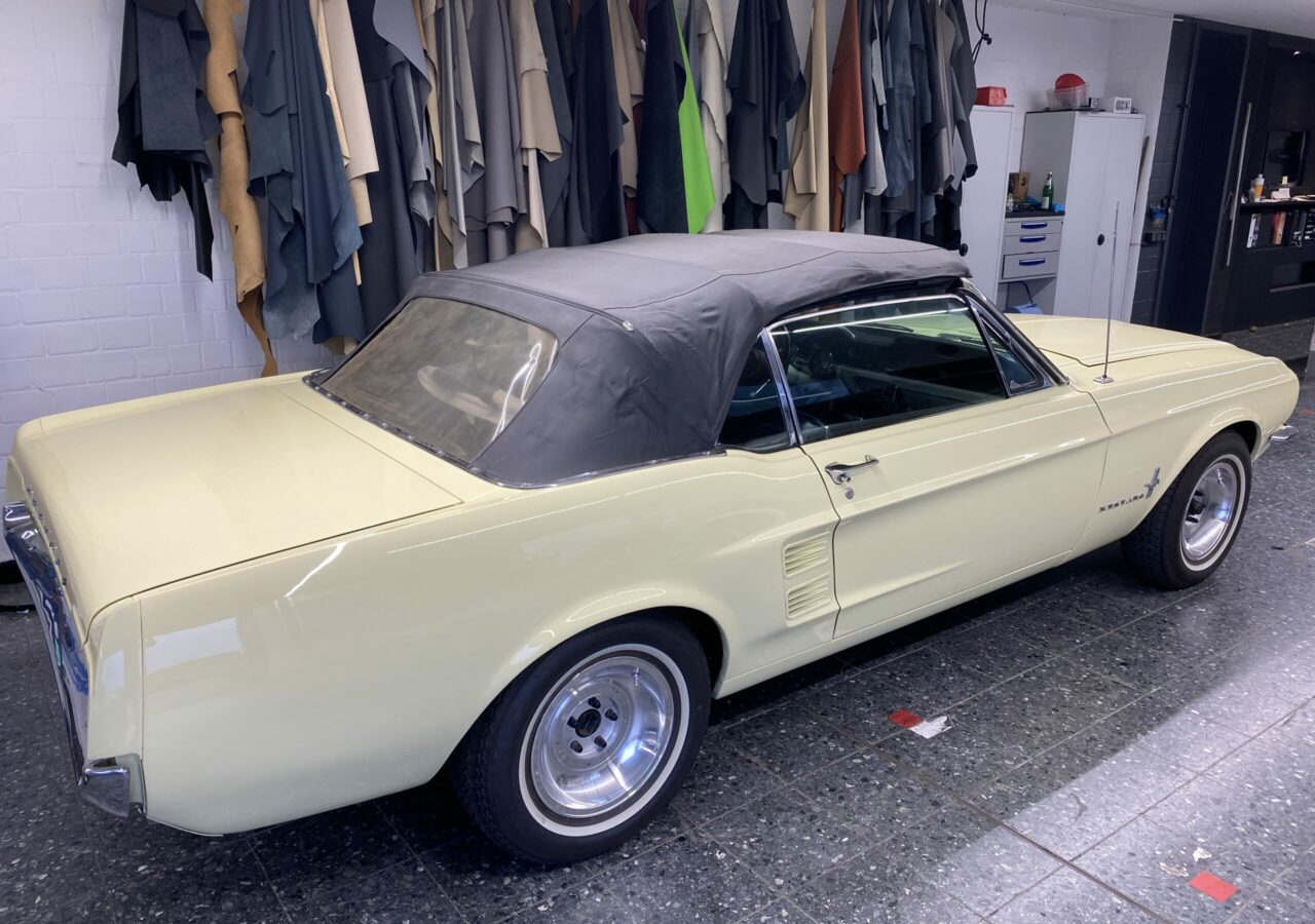 CABRIOVERDECK Ford Mustang 1967 | wird in unserer Sattlerei in bewährter Tradition direkt am Fahrzeug angepasst. Rufen Sie uns gerne an