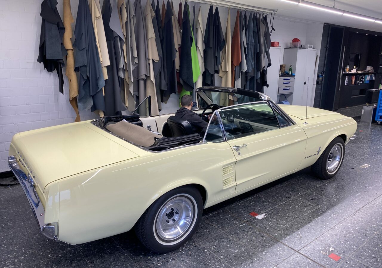 CABRIOVERDECK Ford Mustang 1967 | wird in unserer Sattlerei in bewährter Tradition direkt am Fahrzeug angepasst. Rufen Sie uns gerne an