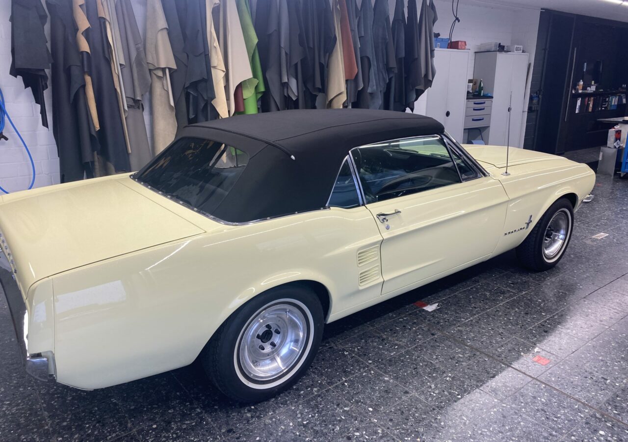 CABRIOVERDECK Ford Mustang 1967 | wird in unserer Sattlerei in bewährter Tradition direkt am Fahrzeug angepasst. Rufen Sie uns gerne an