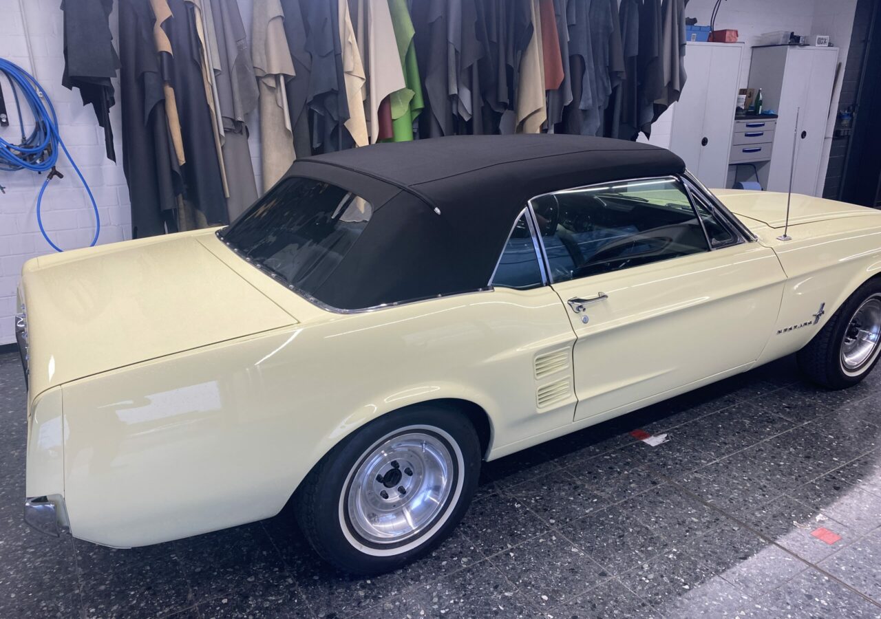 CABRIOVERDECK Ford Mustang 1967 | wird in unserer Sattlerei in bewährter Tradition direkt am Fahrzeug angepasst. Rufen Sie uns gerne an