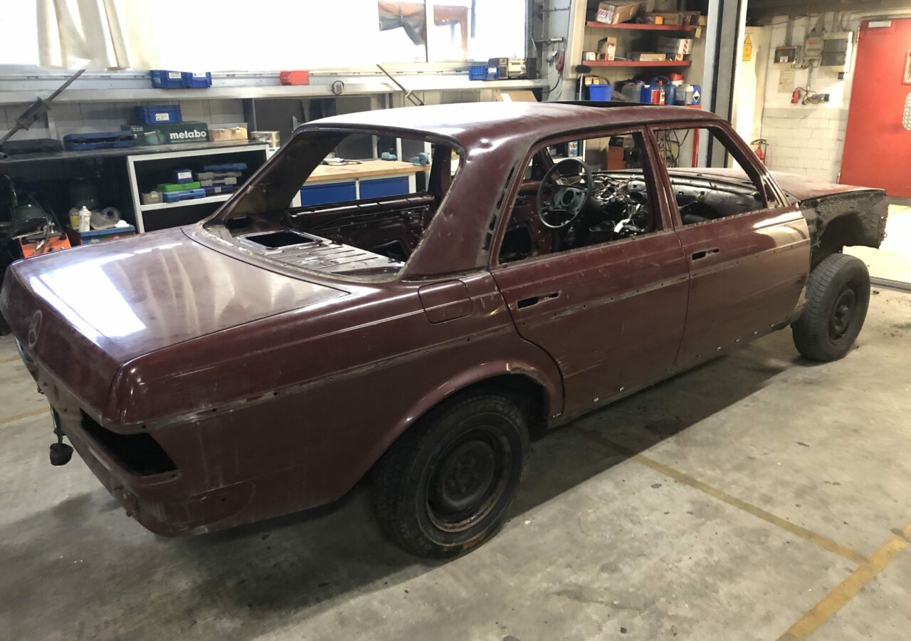 Mercedes-Benz W123  Karosseriearbeiten, Lackierung und Innenausstattung